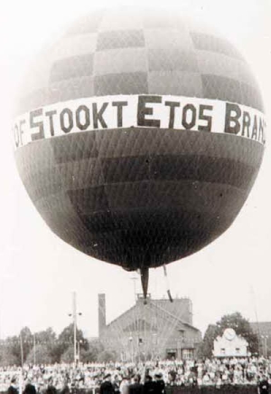 Reclame voor ETOS brandstof op een luchtballon in 1947