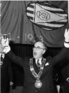 Burgemeester van der Lee brengt een toost uit op het PSV-kampioenselftal dat in 1974 de KNVB-beker won.